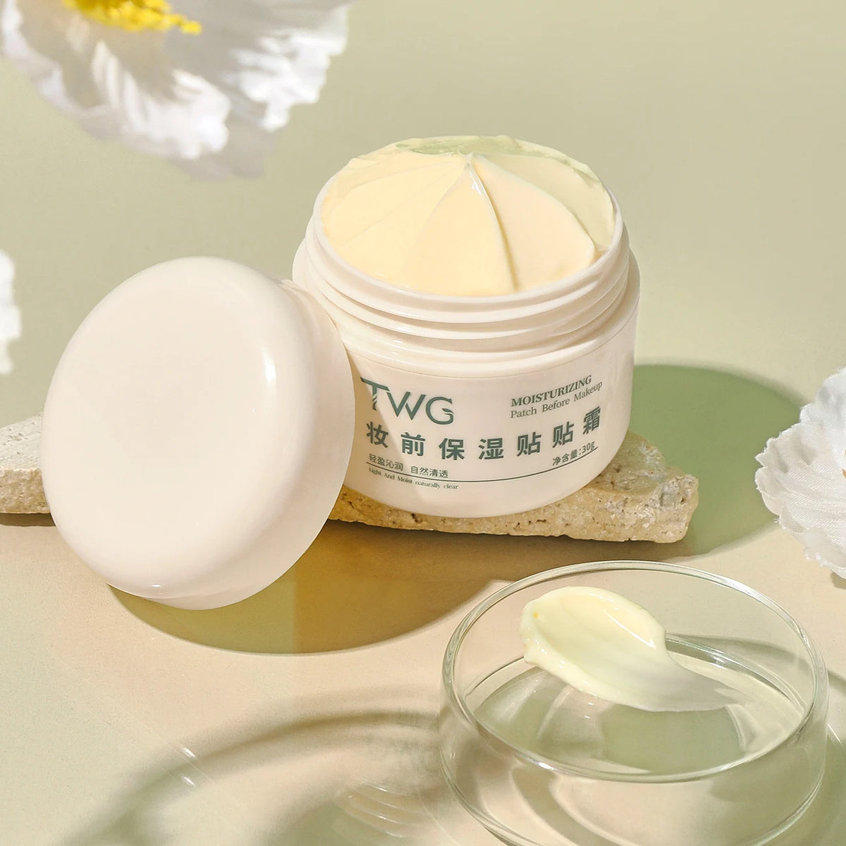 Moisturizing patches and creams before makeup, light and natural, creating a clear and transparent makeup look