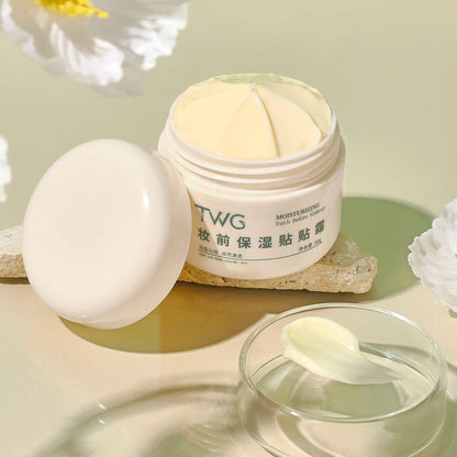 Moisturizing patches and creams before makeup, light and natural, creating a clear and transparent makeup look