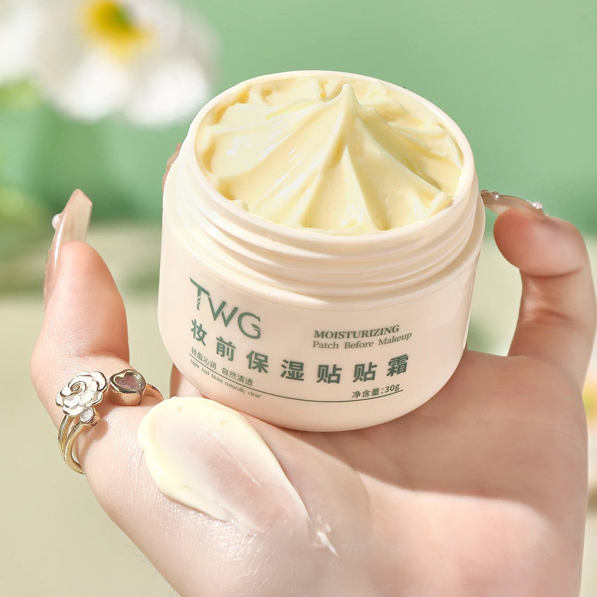 Moisturizing patches and creams before makeup, light and natural, creating a clear and transparent makeup look