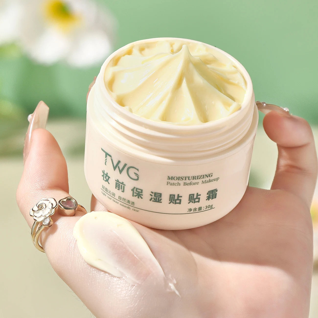Moisturizing patches and creams before makeup, light and natural, creating a clear and transparent makeup look