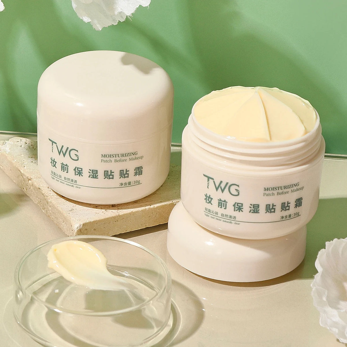 Moisturizing patches and creams before makeup, light and natural, creating a clear and transparent makeup look